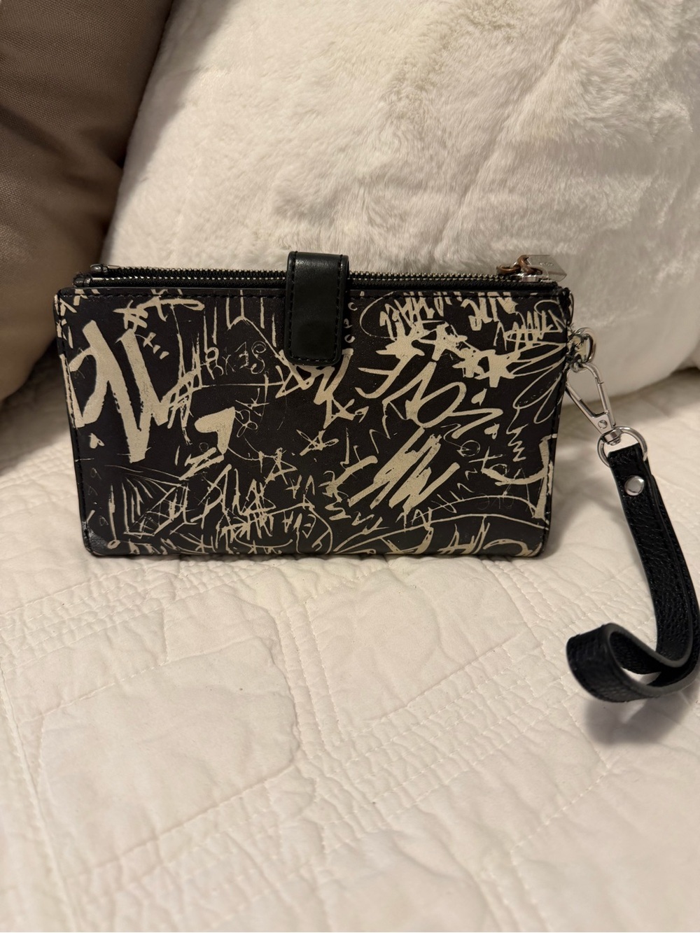 Michael Kors Black & White Graffiti Wristlet/Phone Wallet 7.5x4.5 - Picture 2 of 10